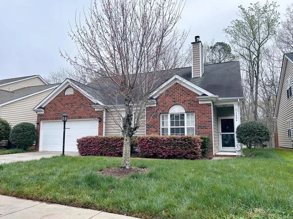 6424 Falls Lake Dr, Charlotte, NC 28270