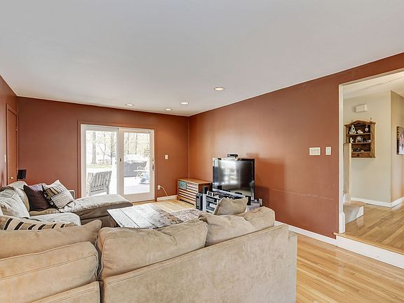 5th image of 32 Knollwood Dr