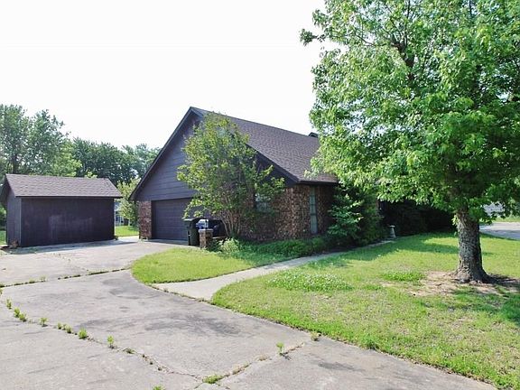 3rd image of 2800 Eloise Cir
