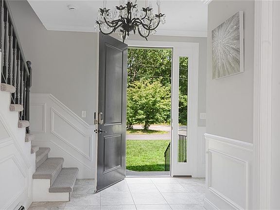 5th image of 12 Woodlake Dr