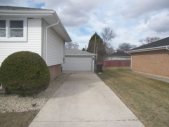 3rd image of 54 E 161st Pl