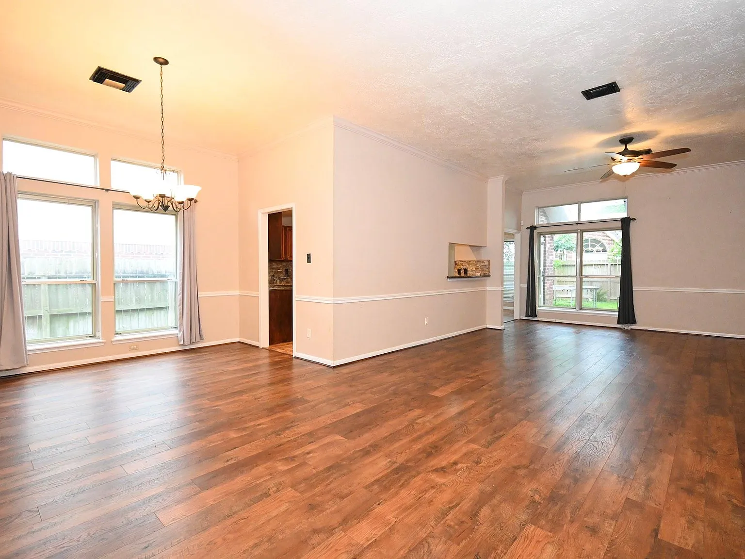 3 bed, 2.0 bath, 2164 sqft, $1,995 — Photo 2