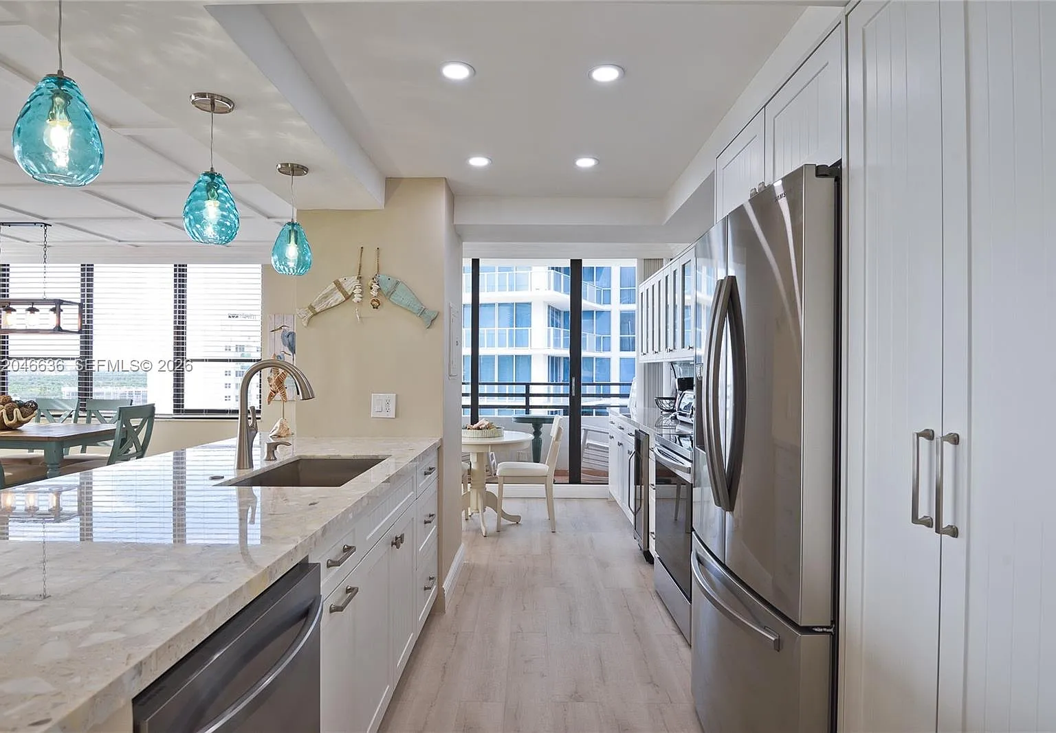 Alexander Towers Condo — Photo 2