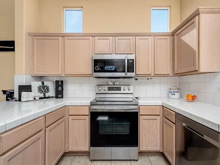 634 W Edinburgh Ln — Photo 8
