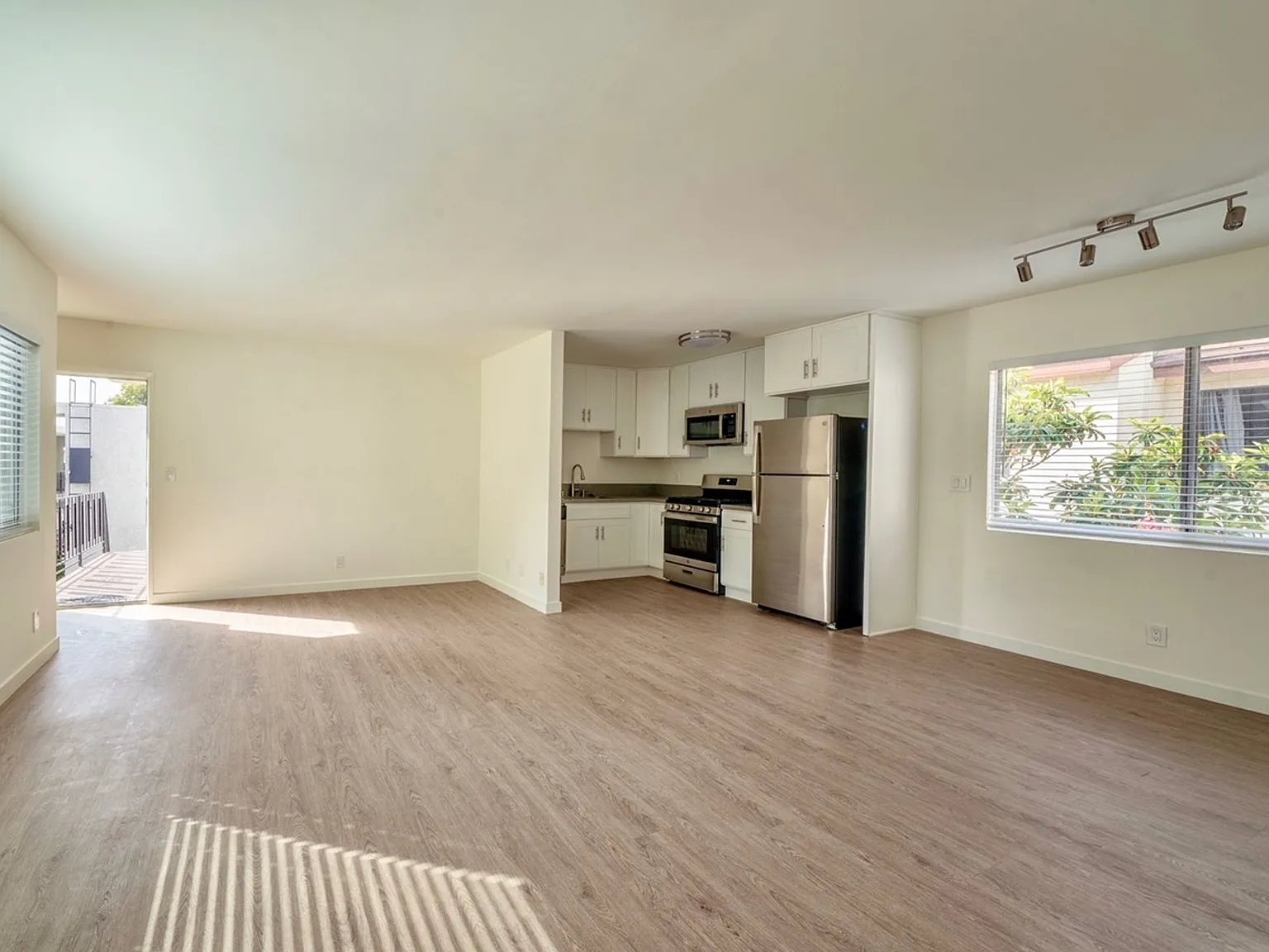500 Look and lease Special at Capri Burbank — Photo 3