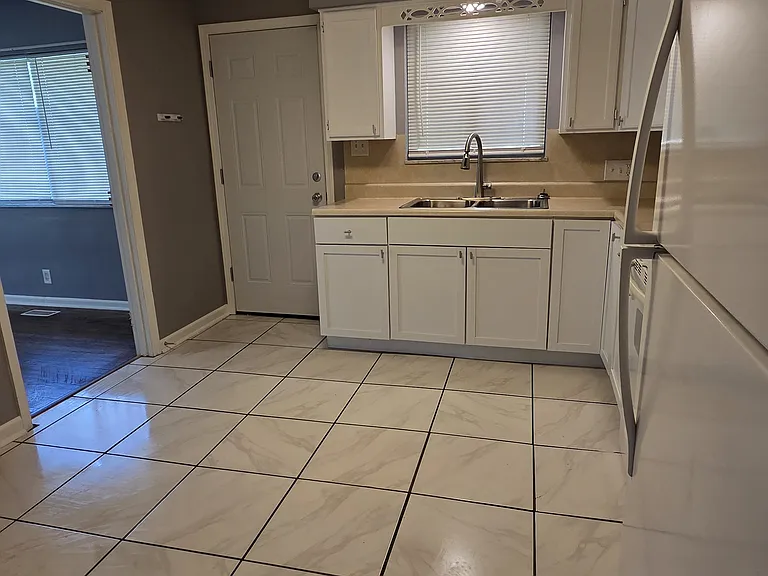 1380 Catalpa Dr — Photo 7