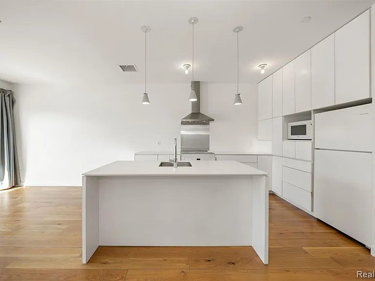 644 Selden St #302 — Photo 6