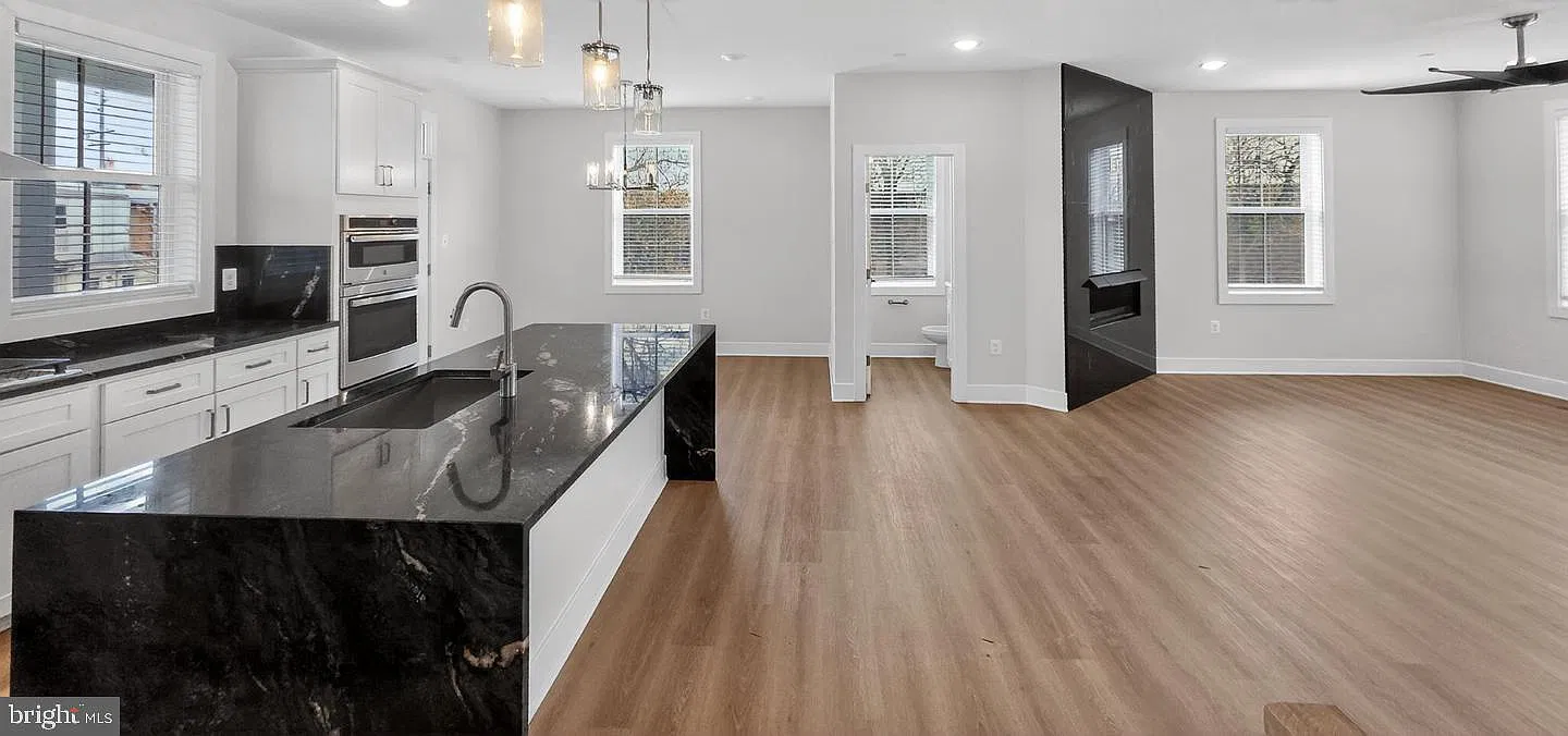 4 bed, 2.5 bath, 2400 sqft, $3,600 — Photo 4