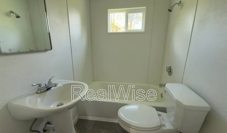 173 SE Lane Ave — Photo 8