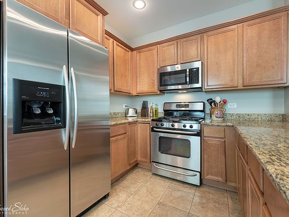 Stainless steel appliances, granite counters & NEW microwave