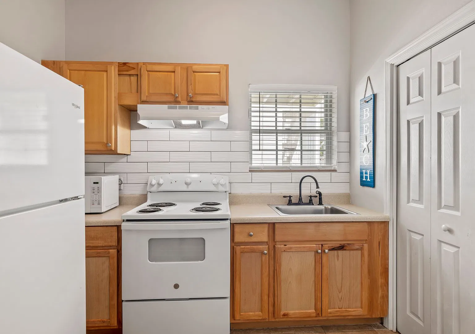 Live the Grayt life in this wonderful 2 bedroom cottage with fenced back yard! — Photo 4