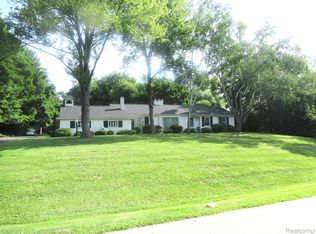 2401 E Hammond Lake Dr, Bloomfield Hills, MI 48302