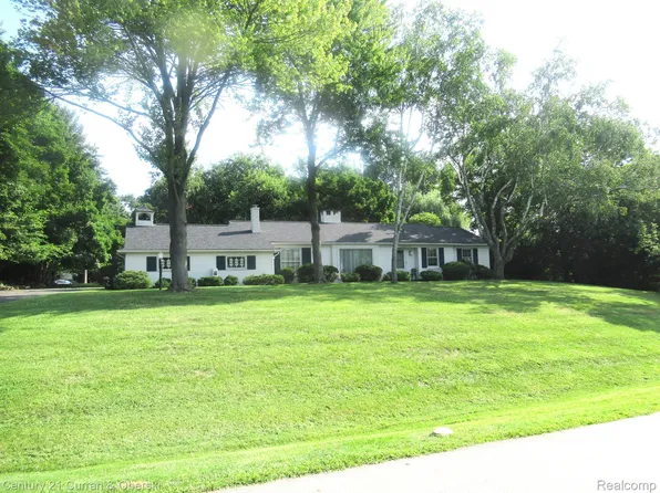 2401 E Hammond Lake Dr, Bloomfield Hills, MI 48302