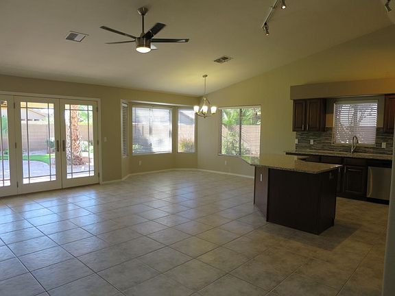 Kitchen Island for quick snacks or serving a buffet party.