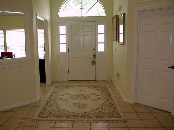 958 Wilderland Dr - Entry Foyer