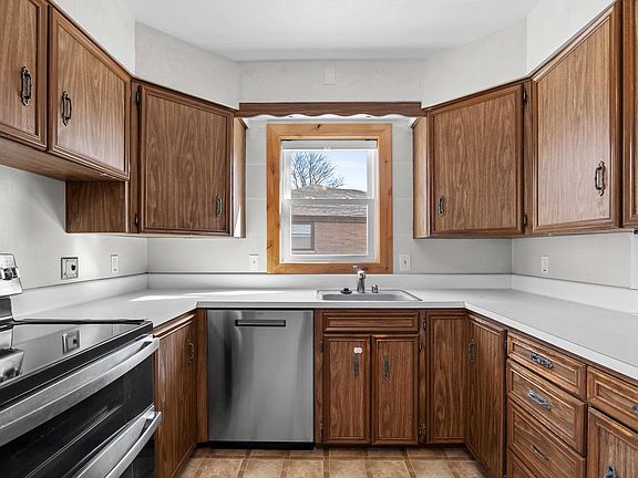 5th image of 2014 Markham STREET