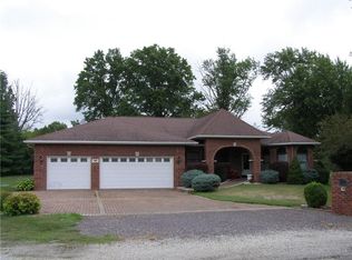 6 Hedgewood Ests, Sullivan, IL 61951
