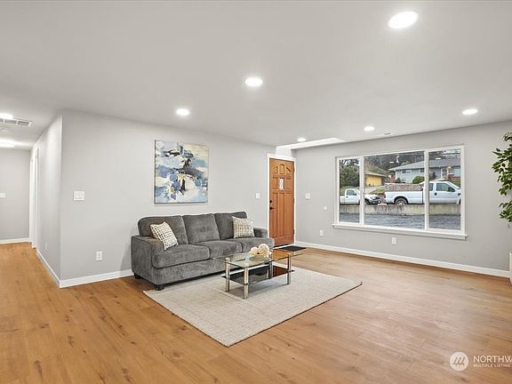3rd image of 6207 46th Street NE