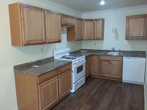 2nd image of 403 Lindsley Ct