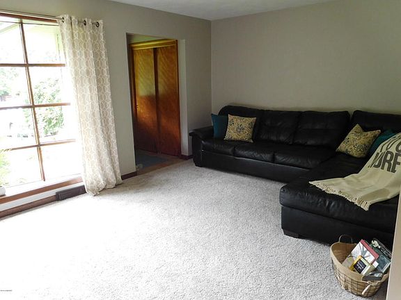 5th image of 715 Pine Bay Ave