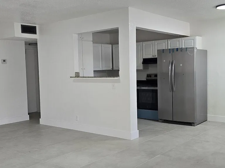 20 NW 7th Ave #6 — Photo 5