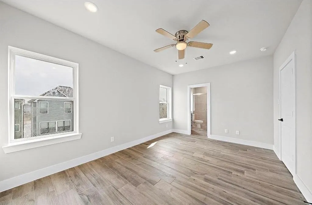 3 bed, 3.5 bath, 2207 sqft, $3,300 — Photo 2
