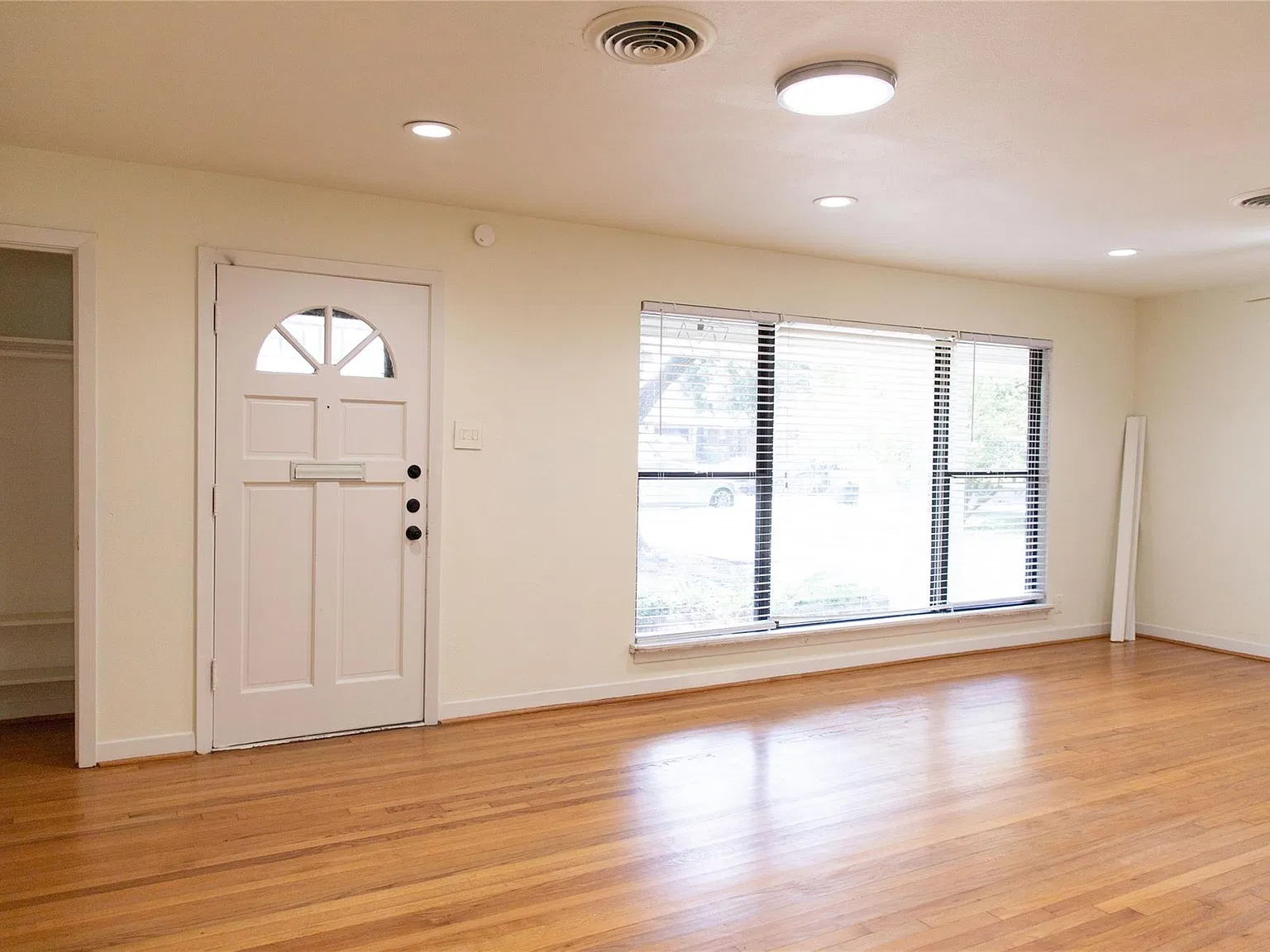 3 bed, 2.0 bath, 1579 sqft, $1,950 — Photo 1