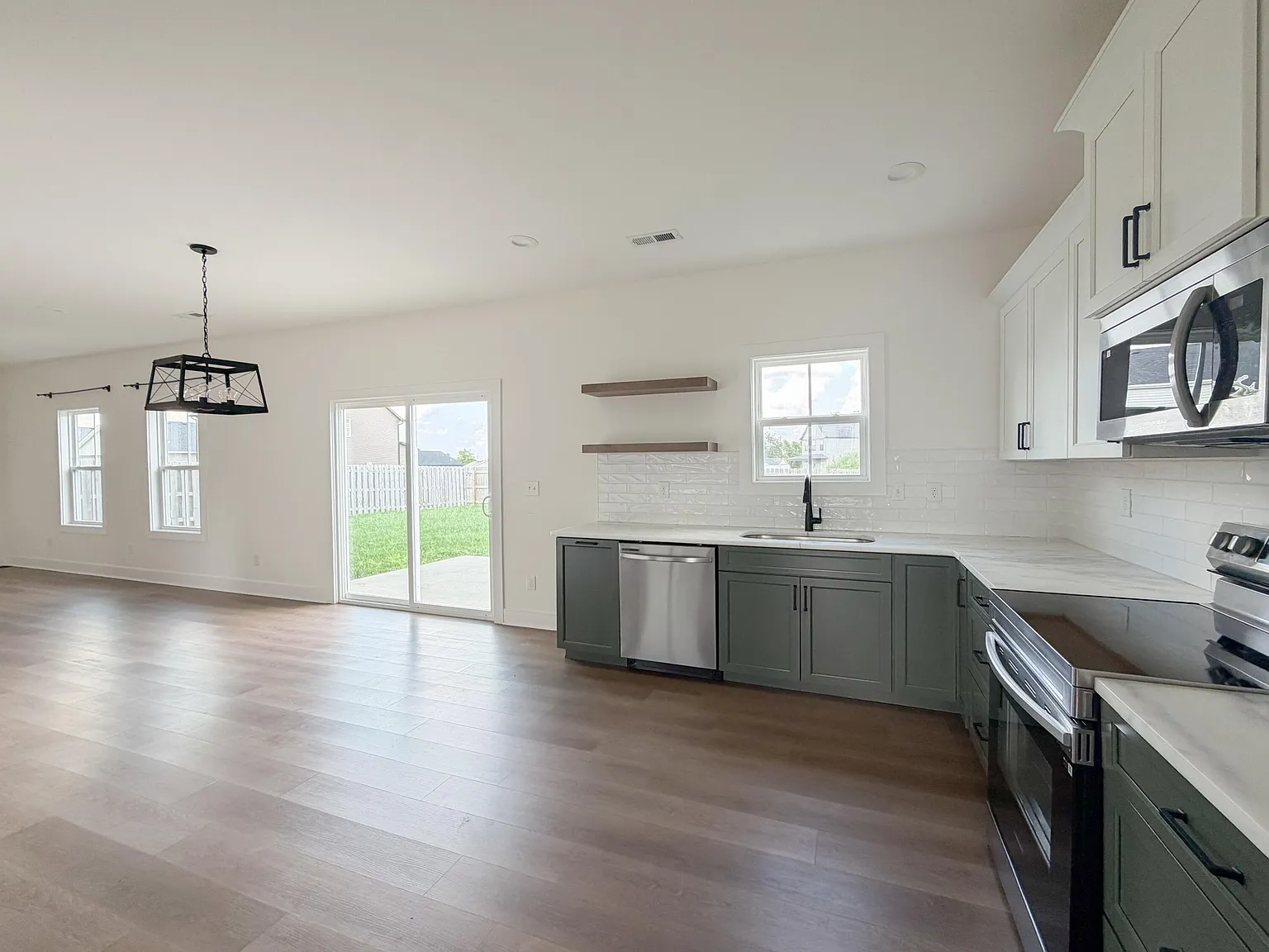 4 bed, 2.5 bath, 2420 sqft, $2,999 — Photo 4