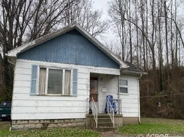 207 3rd St, Belpre, OH 45714