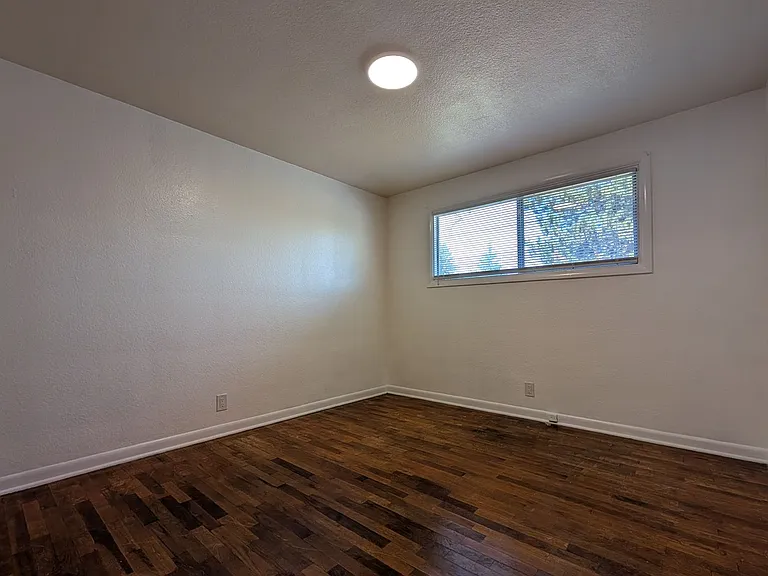 690 E 39th Ave — Photo 14