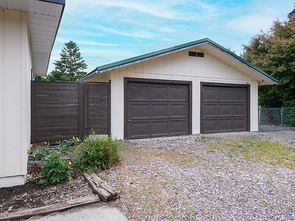 3rd image of 205 Park Side Ct