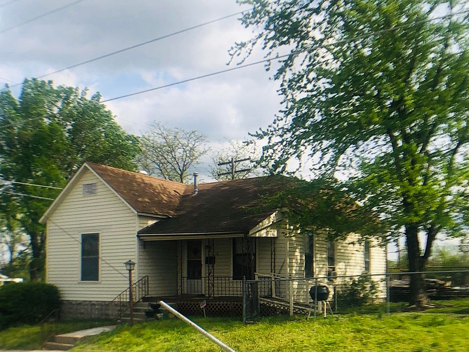2nd image of 210 E 9th St