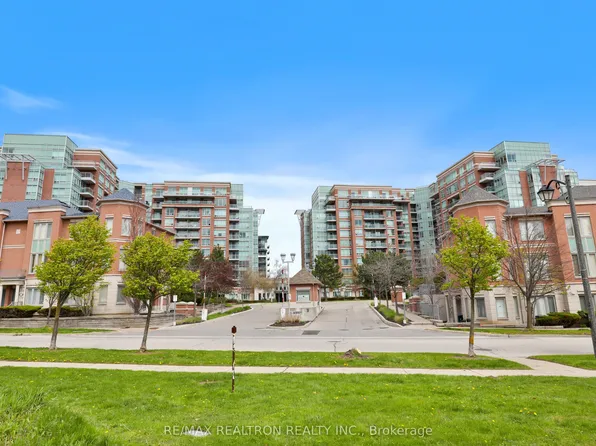 48 Suncrest Blvd #112, Markham, ON L3T 7Y5