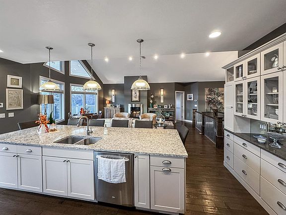 4th image of 412 Longview Rd W