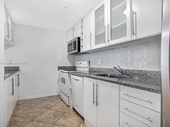 4th image of 275 NE 18th St APT 1108