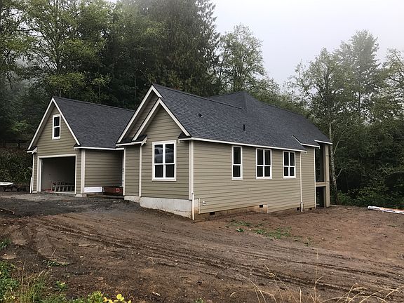 Newly sided house under cons