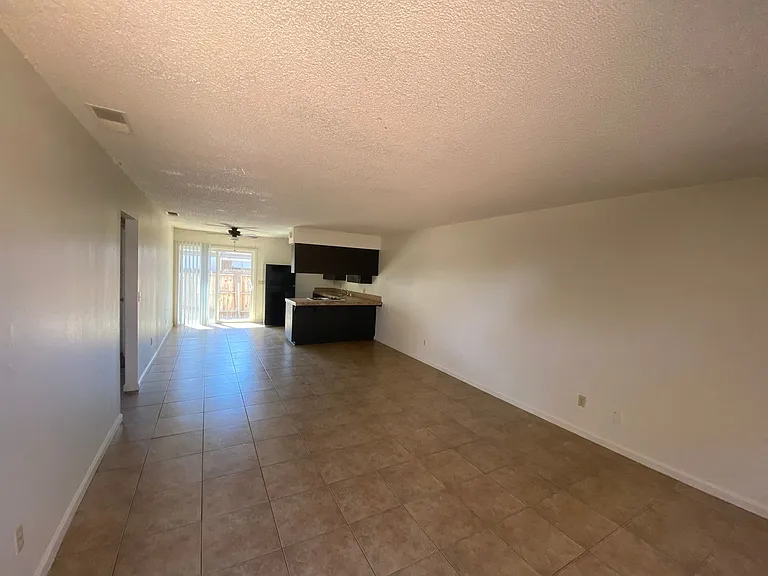 1424 N Lemoore Ave — Photo 3