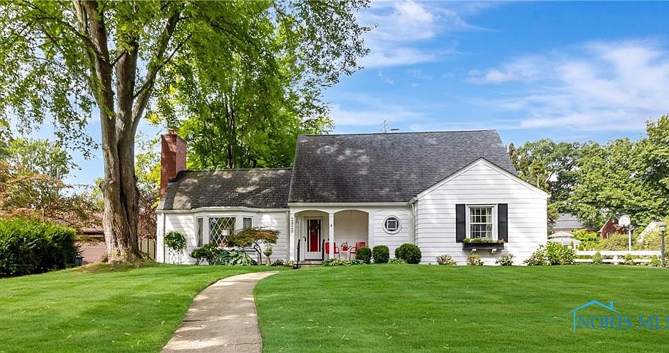1st image of 2929 Meadowwood Dr