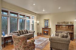 Living room w/ lots of light & Hardwoods