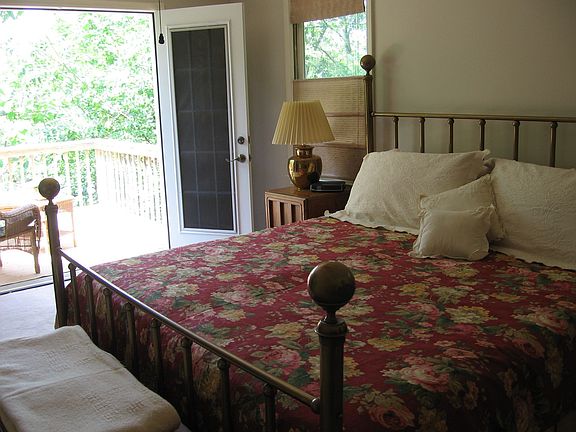 Master suite w private deck