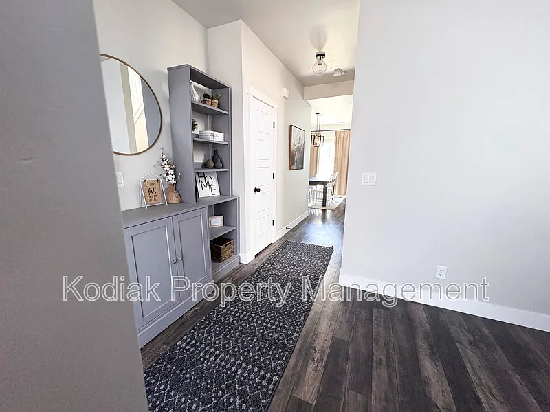 4 bed, 3.5 bath, 2607 sqft, $2,750 — Photo 4