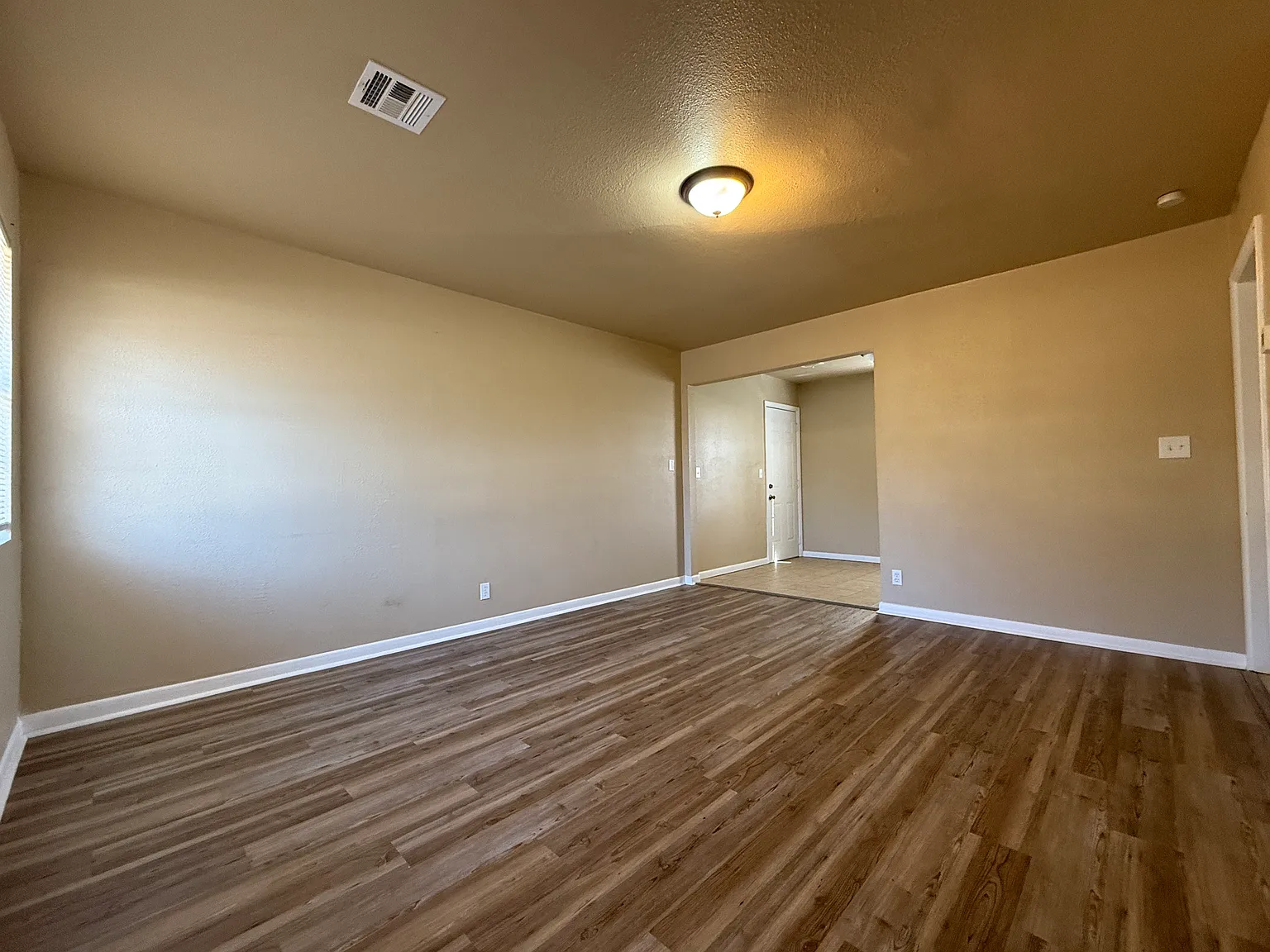 3 bed, 864 sqft, $1,300 — Photo 3