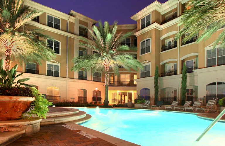 Tuscany Court Apartments — Photo 8