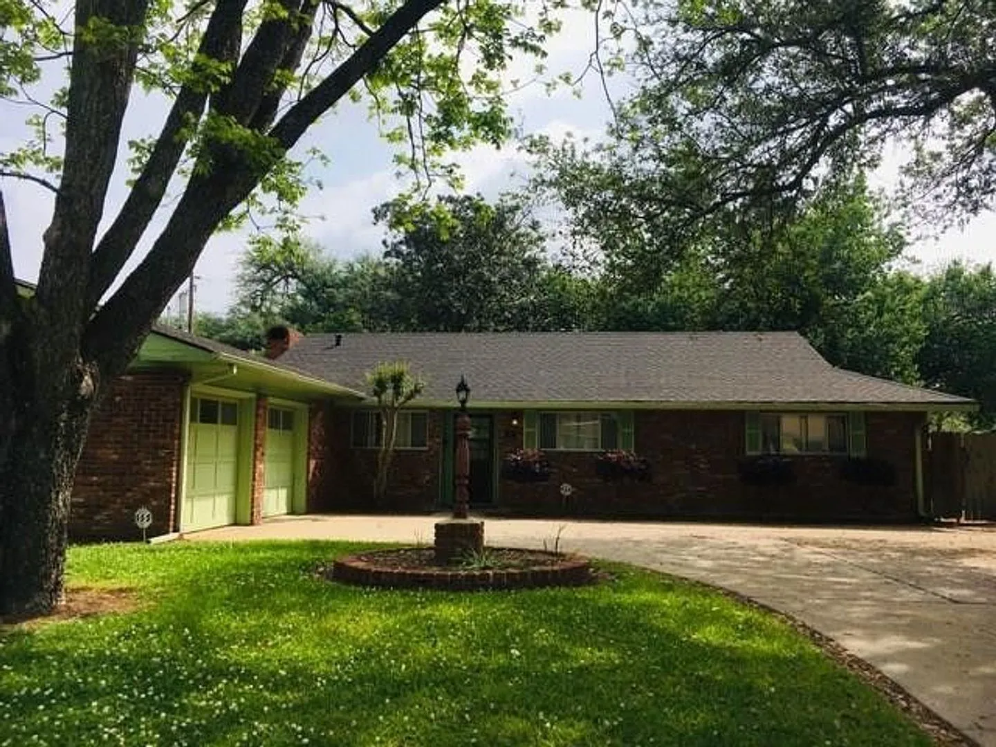 Lovely Home in Great Neighborhood — Photo 3