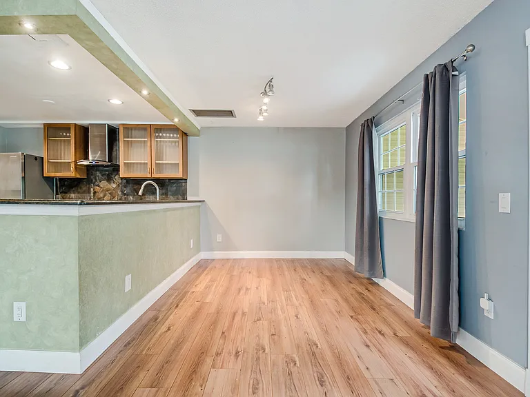 1025 Wentworth Ct — Photo 10