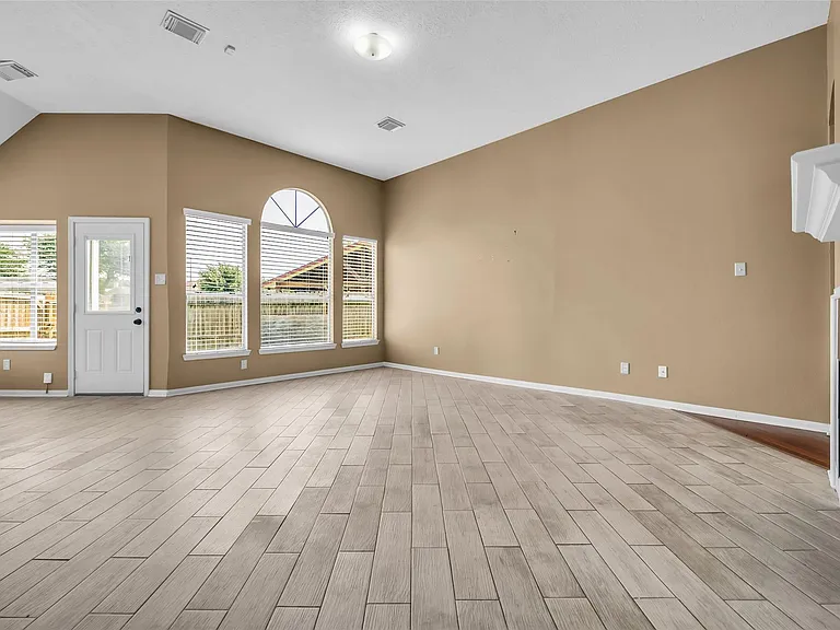 1046 Willersley Ln — Photo 6