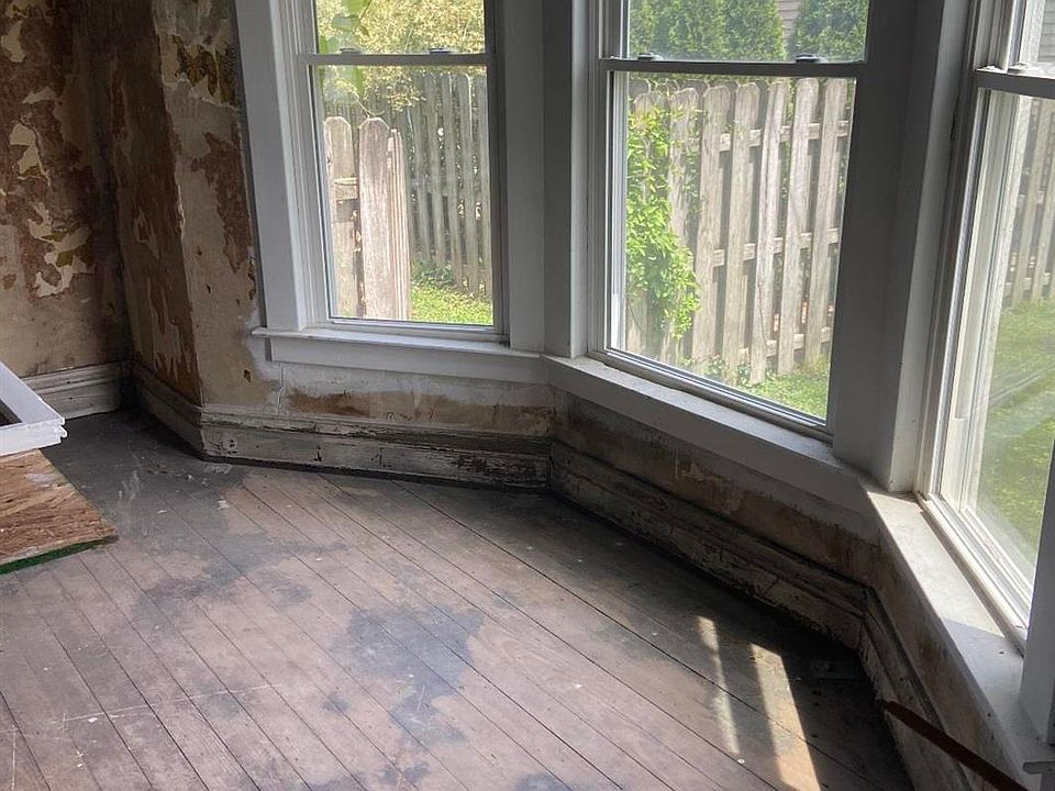 8th image of 920 A St NE