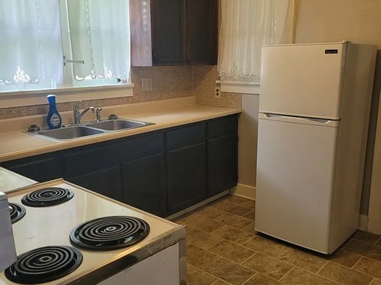 1023 Bell St — Photo 3
