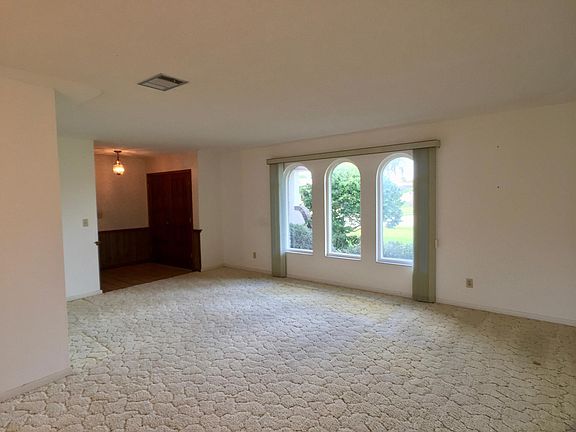 4th image of 411 E Amherst Cir