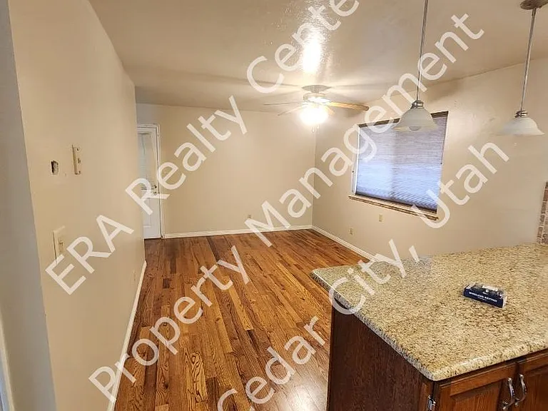 921 N 400 W — Photo 8